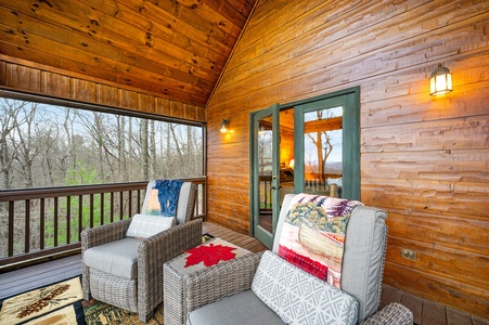 Yogi's Retreat - Upper Level King Bedroom