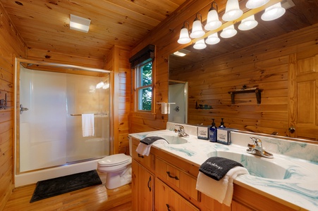 Escape to Dreamcatcher - Upper Level Primary King Suite Bathroom