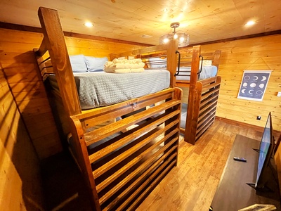 Southern Star -Lower Level Queen over Queen Bunkbeds