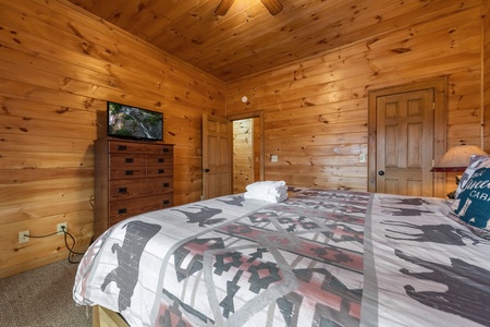 Cruach Mor - Lower Level Guest King Bedroom