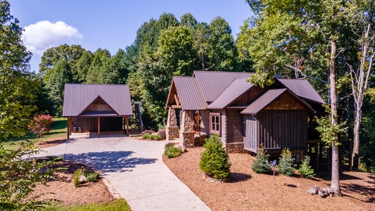 Copperline Lodge - Driveway