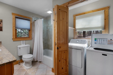 Deer Haven - Entry Level Shared Bathroom with Laundry Closet