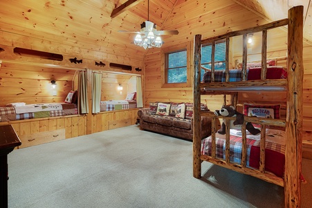 Mountaintown Creek Lodge - Upper Level Bunk Bedroom