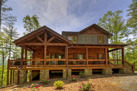 Vista Rustica- Side view of the cabin with front porch view