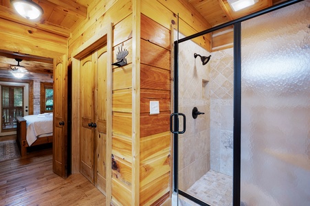 Mountaintown Creek Lodge - Primary Bedroom's Bathroom