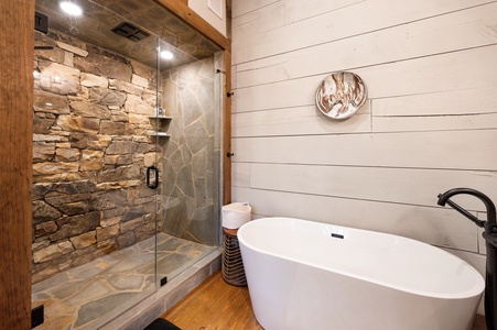 Copperline Lodge - Entry Level King Suite Private Bathroom