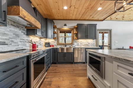 Big Top of Blue Ridge: Kitchen