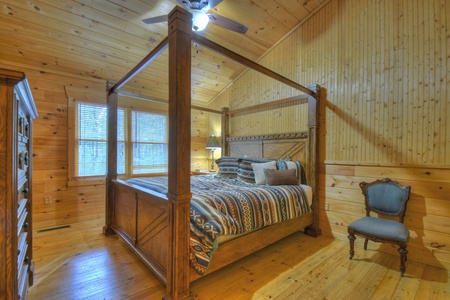 The Great Escape - Upper level queen bedroom