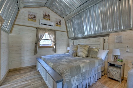 Stanley Creek Lodge- Guest house bedroom