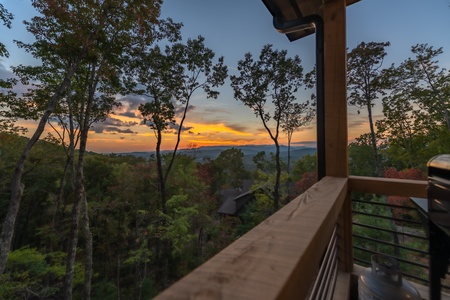 Highland Escape- Long Range Mountain Views from Entry Level Deck