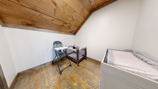 Blue Run Cabin - Upper Level Family Bedroom's Nursery Room