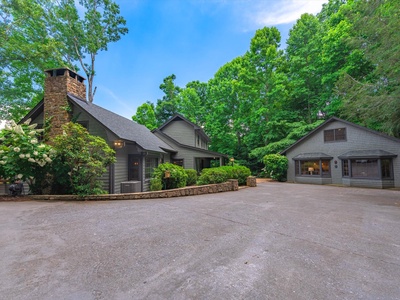 Gleesome Inn- View of the cabin from the driveway