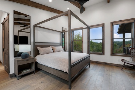 Vacay Chalet - Entry Level Primary King Bedroom