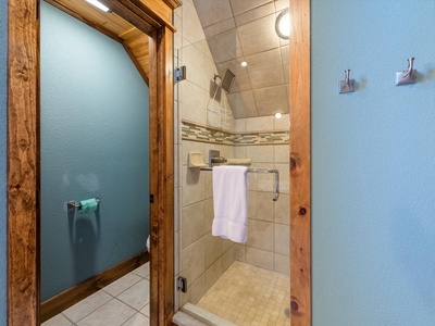 Blue Ridge Cottage - Upper Level King En-Suite Shower