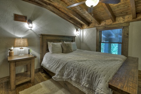 A Stoney River - Upper Level Second Queen Bedroom