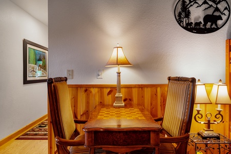 Peacock Chalet- Loft-Mind Games
