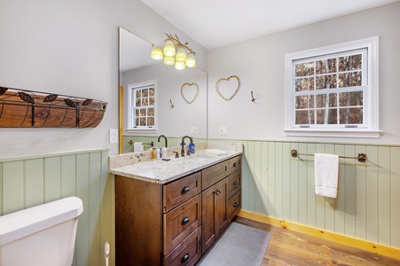 Just-in-Tyme - Upper Level Shared Bathroom