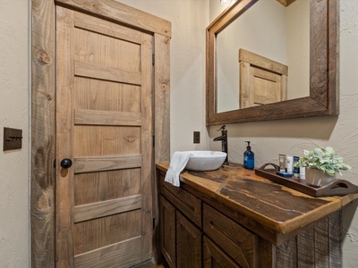 Stone Creek Lodge -  Lower-Level Shared Bathroom