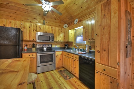 Ole Bear Paw Cabin - Kitchen
