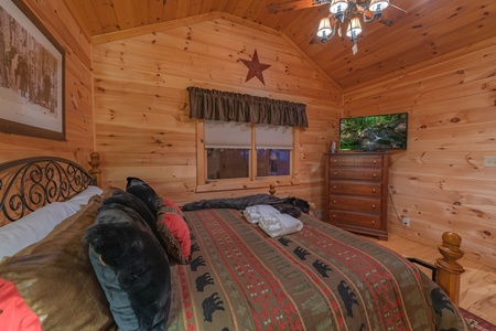 Saddle Lodge - Upper Level King Bedroom