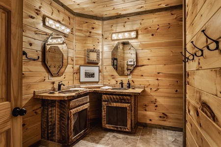 Lookout Lodge - Lower Level Shared Bathroom