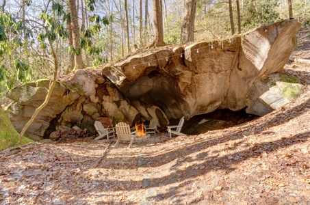 Tuckaway Cave - Unique Firepit Under Rock overhang