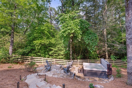 Bentley's Retreat - Back Fire Pit - Hot Tub Area