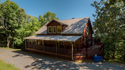 Pinecrest Lodge - Front Porch Area