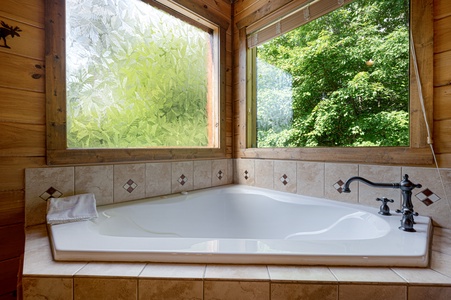 Feather Ridge - King Suite Jetted Tub