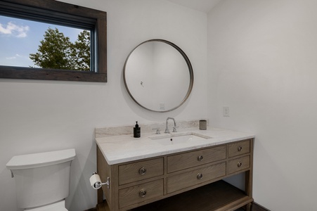 Vacay Chalet - Upper Level Guest Queen Bedroom's Private Bathroom