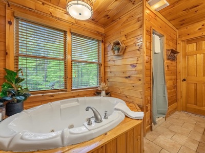 35Sunrise on the Ridge - Entry Level Bathroom with Jacuzzi Tub