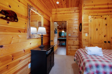 Moonlight Lodge - Twin Bedroom