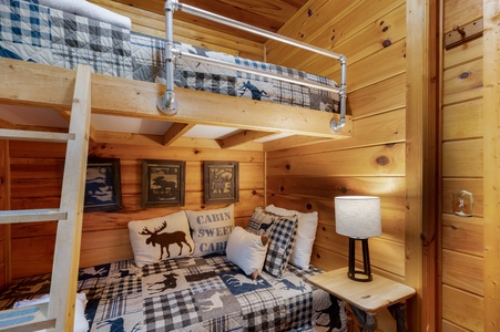 Bullwinkle's Bungalow - Bunk Bedroom