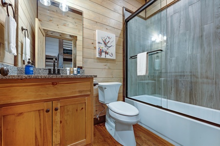 Daybreak Ridge - Lower Level Bunkroom's Bathroom