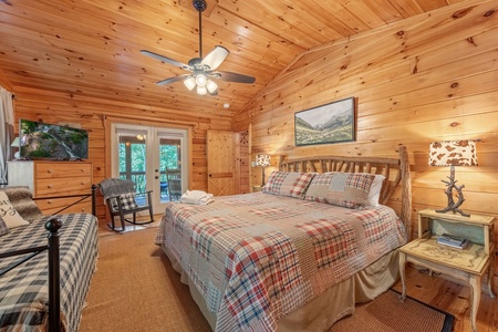 The Loose Caboose - Entry Level Guest Queen Bedroom