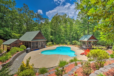 Deer Watch Lodge - Pool area with pool house
