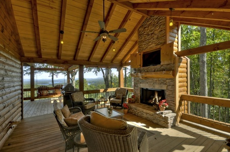 The Vue Over Blue Ridge- Outdoor lounge area on the deck