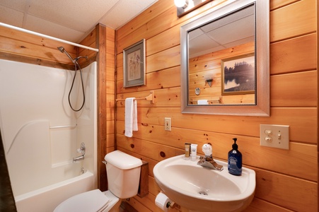 Hazy Hideaway - Lower Level Shared Bathroom