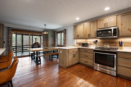 Around the Bend - Kitchen-Dining Area