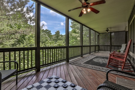 Bear Pause Cottage - Screened In Porch Space