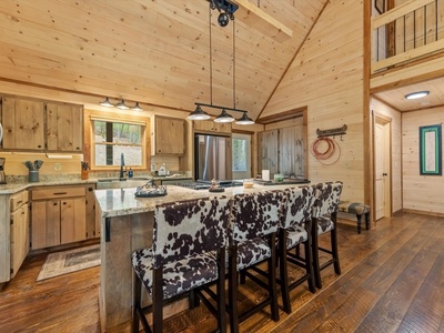 Fern Creek Hollow Lodge - Kitchen Island