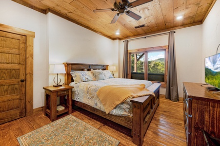 Copperline Lodge - Lower Level King Bedroom