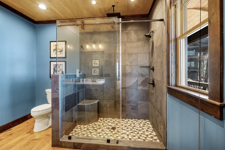 Wine Down Ridge - Entry Level Primary King Bedroom's Bathroom