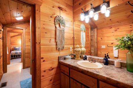 Hazy Hideaway - Upper Level Jack and Jill Bathroom