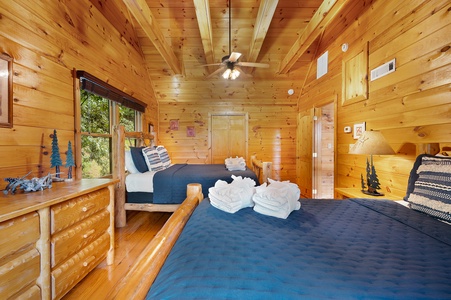 Pinecrest Lodge - Upper Level Double Queen Bedroom (2)