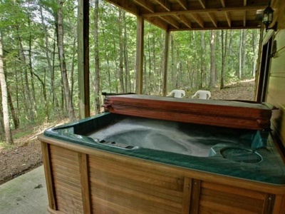 Bucksnort Lodge - Lower Level deck hot tub