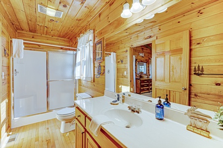 Bear Creek:  Upper Level Shared Bathroom