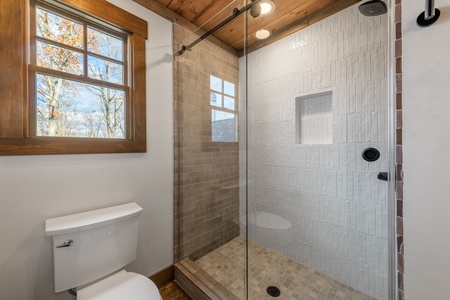 Blue Run - Upper Level Family Suite Bathroom