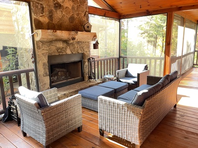 Whispering Pond Lodge - Entry Level Screened Fireplace and seating
