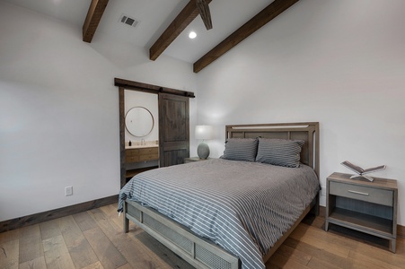 Vacay Chalet - Upper Level Guest Queen Bedroom